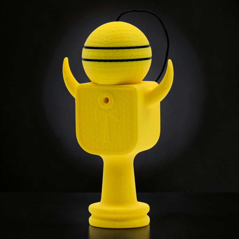 Tom GO Kendama Geeker XLine M galben, cu dungi negre pe bilă, rezistent la căderi.
