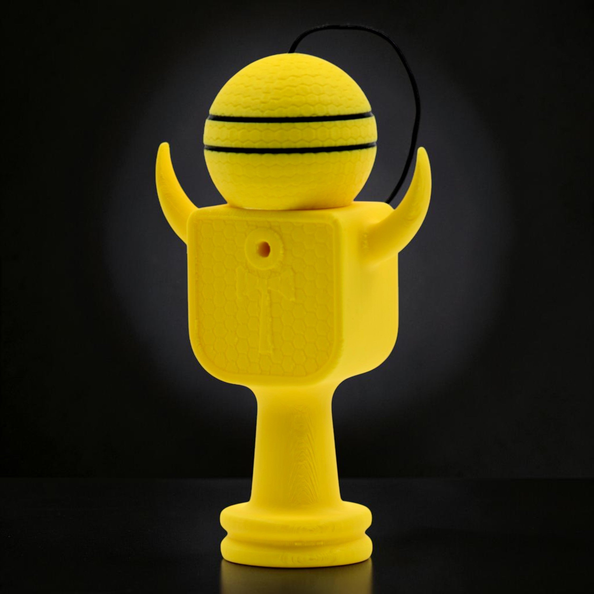Tom GO Kendama Geeker XLine M galben, cu dungi negre pe bilă, rezistent la căderi.