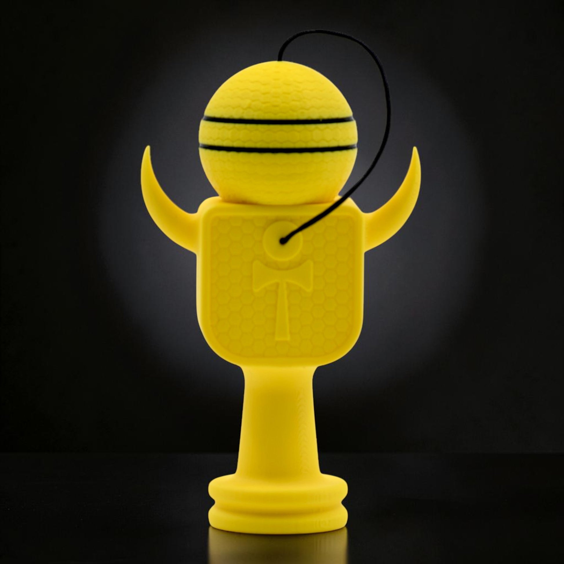 Tom GO Kendama Geeker XLine M galben, din plastic rezistent, cu design de albina si dungi negre pe bila.