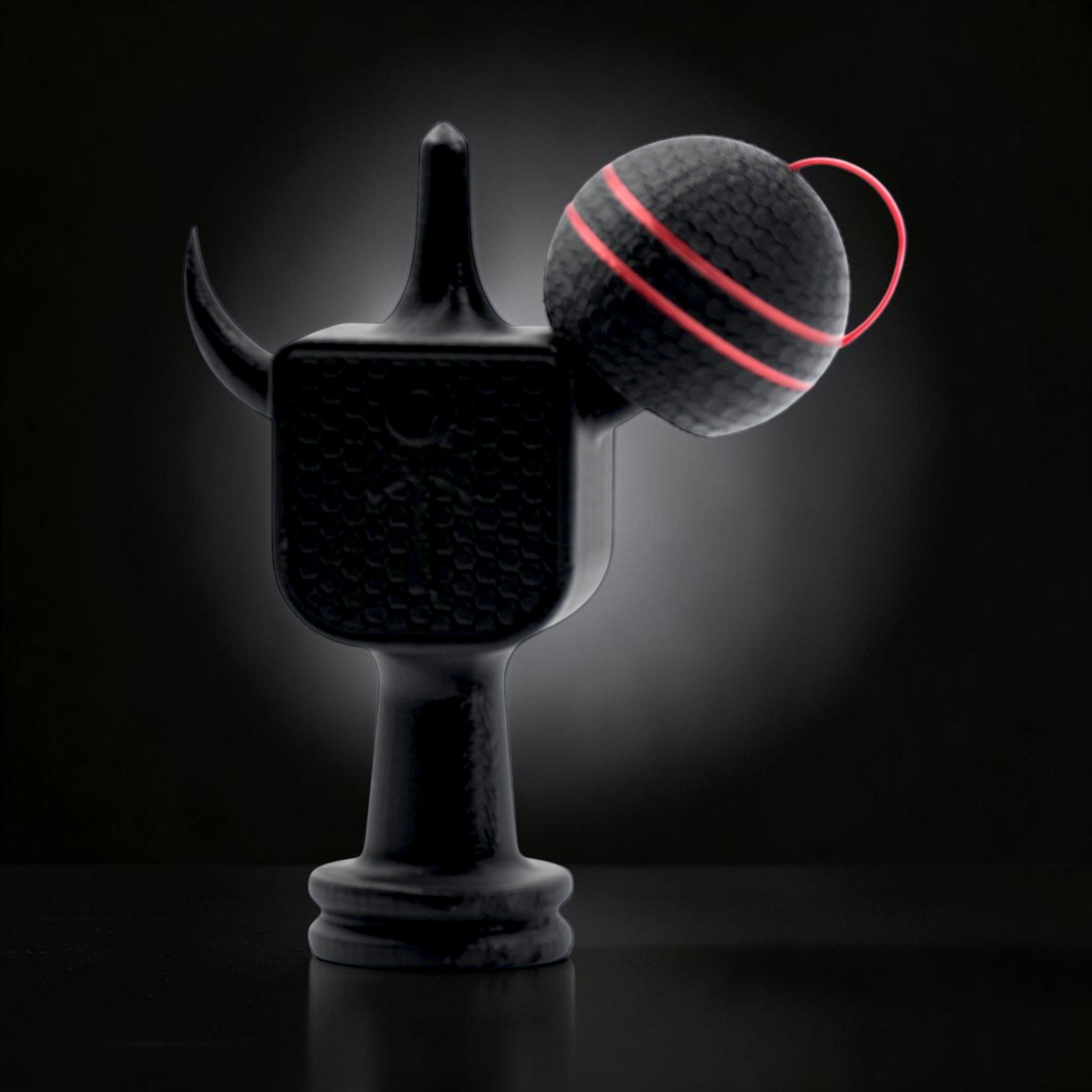 Tom GO Kendama Geeker XLine M negru, cu șnur roșu, texturat, rezistent la impact.