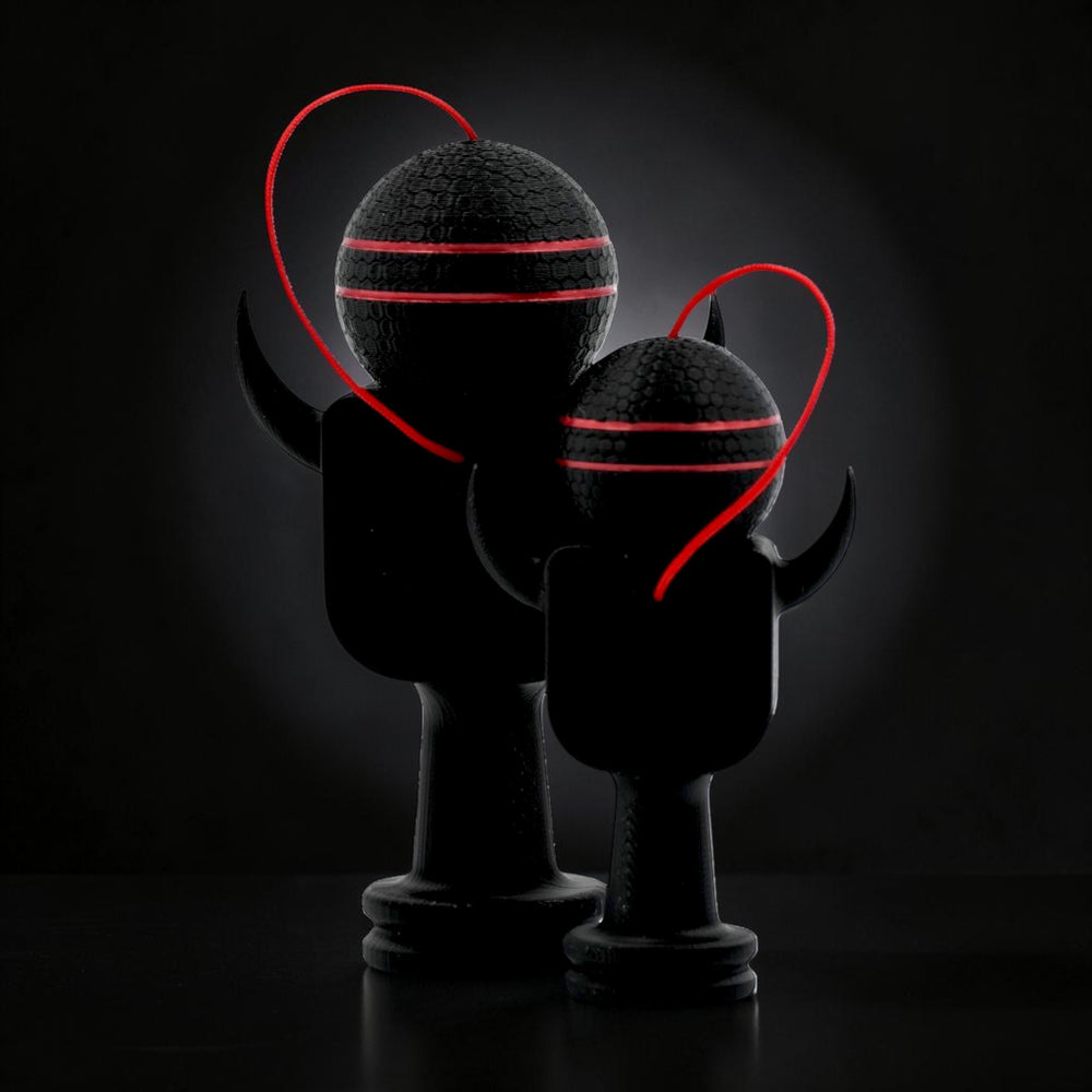 Tom GO Kendama Geeker XLine M, negru, cu șnur roșu, textură fagure pe bilă, rezistentă la căderi.