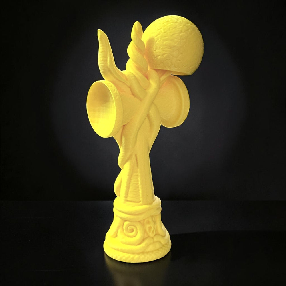 Jucărie Kendama Cobra din lemn de fag, galben, cu design detaliat de șarpe încolăcit, finisaj neted.