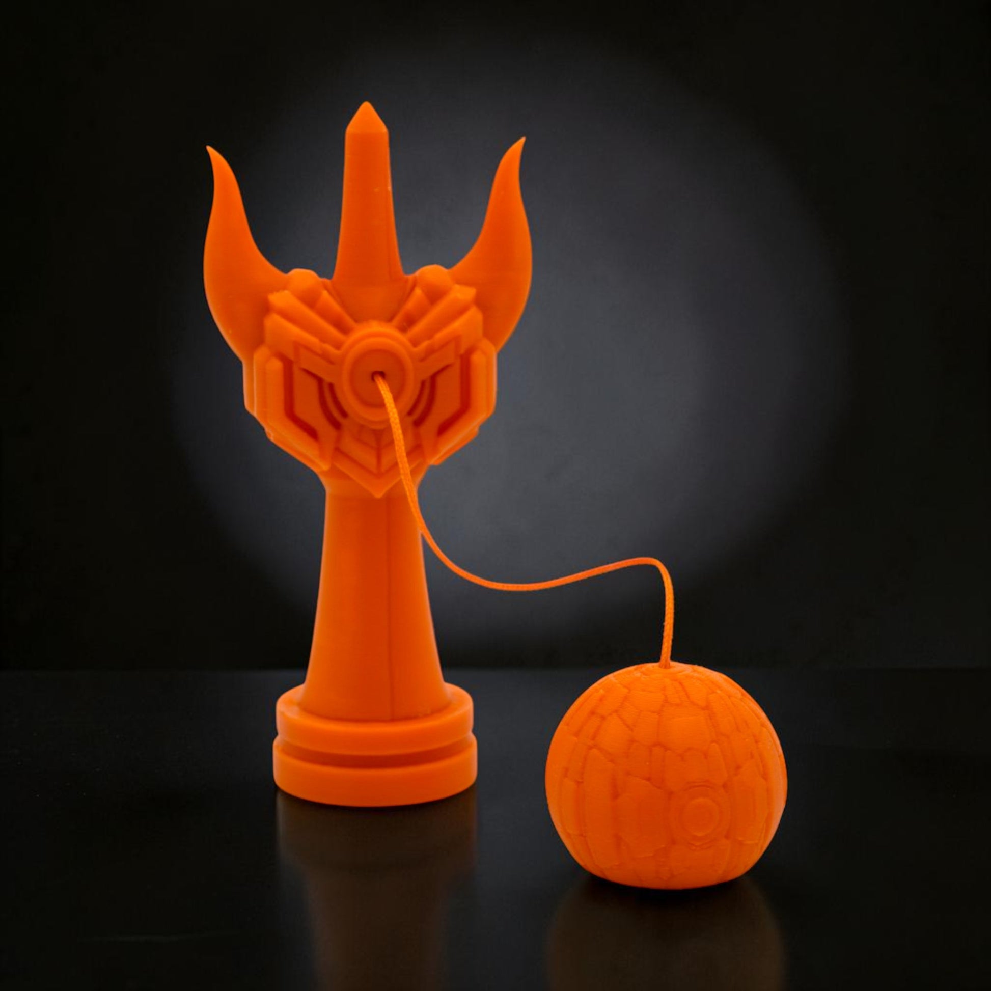 Kendama Geeker Iron S, portocalie, din plastic, cu un design futurist, perfectă pentru jocuri de precizie.