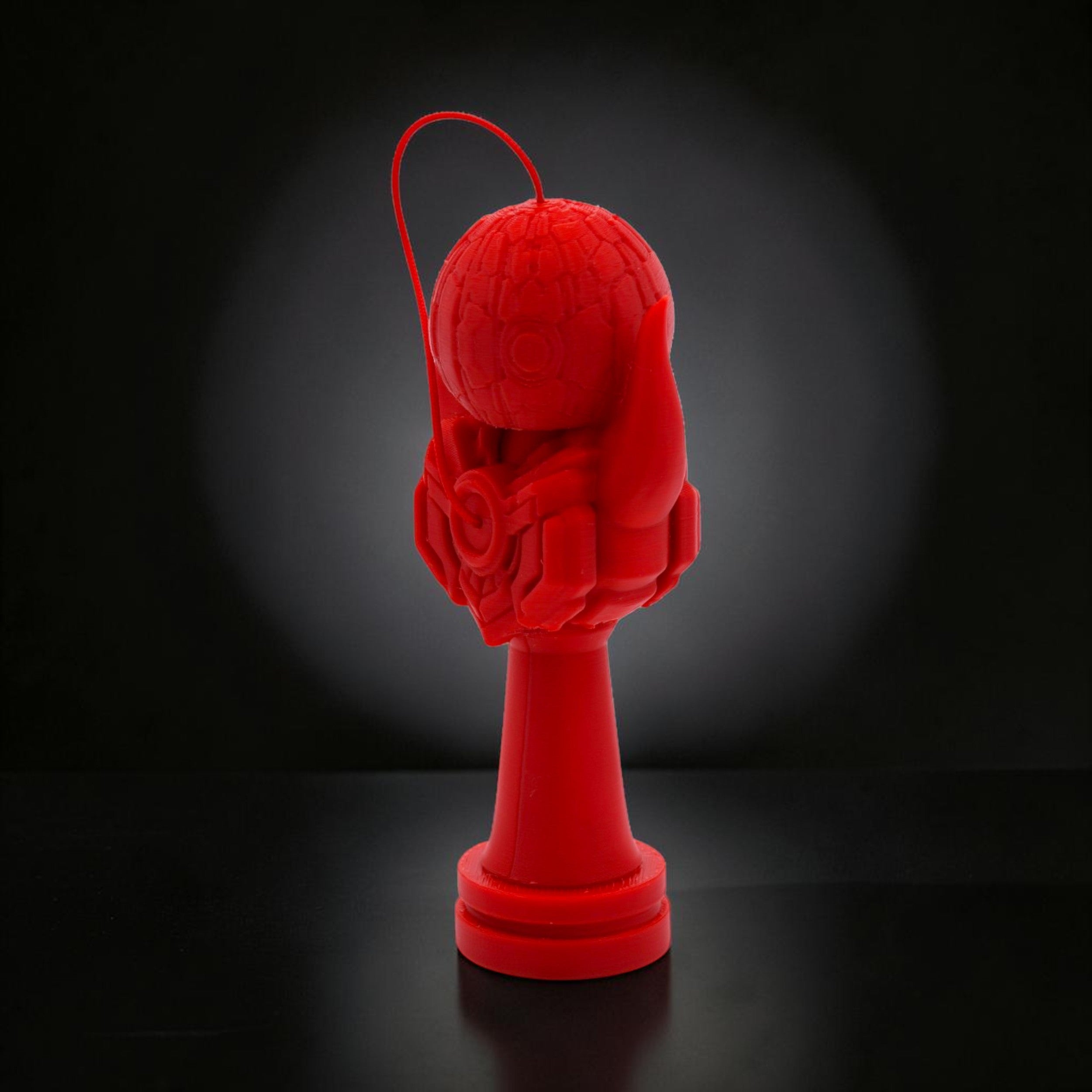Kendama Geeker Iron S roșu, din fier, cu design robust și detaliat, ideal pentru control și precizie.