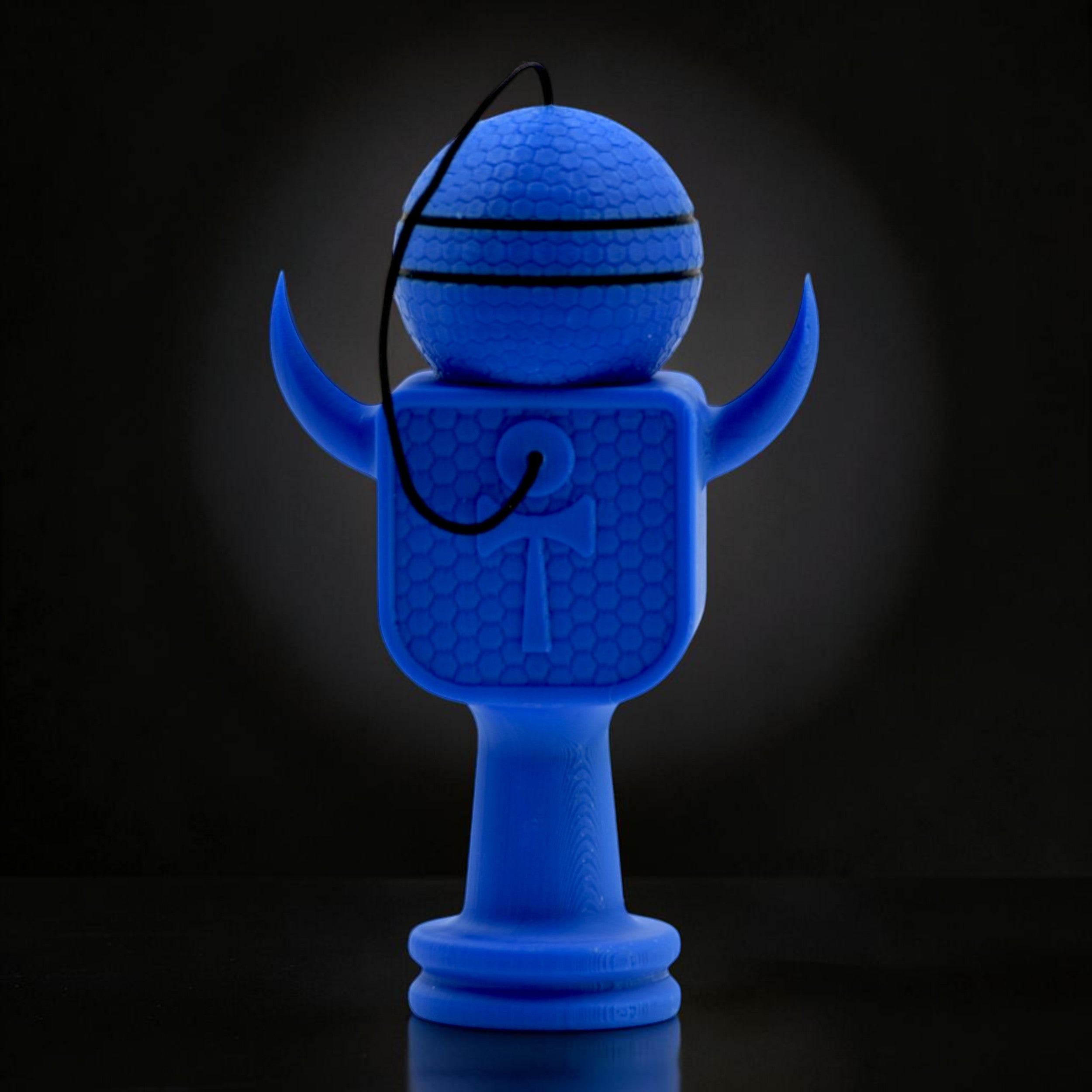 Kendama Geeker XLine M albastru, din plastic rezistent, cu șnur negru și design unic cu simbol ankh. Perfect pentru jocuri intense.