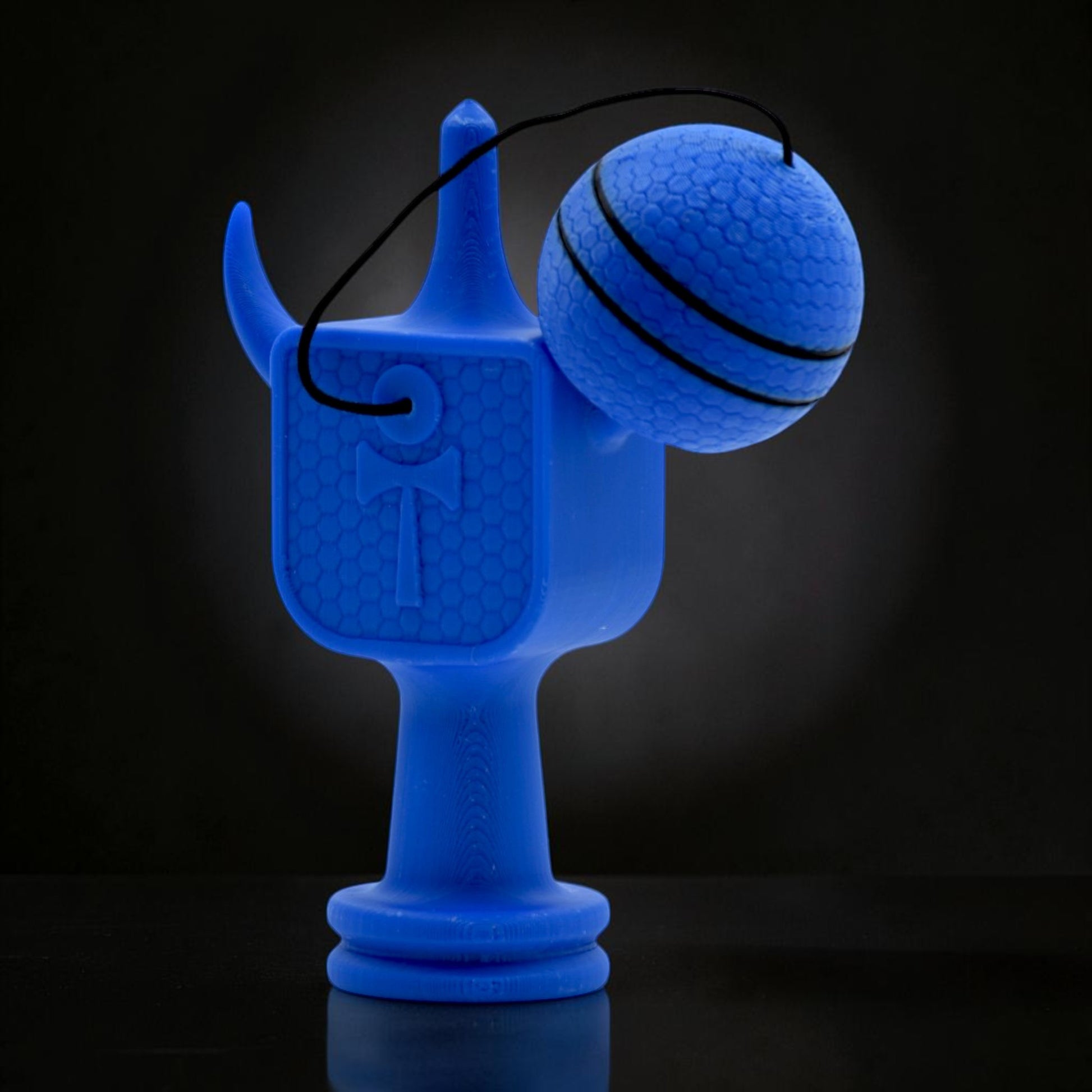 Kendama Geeker XLine M albastru, din plastic rezistent, cu bilă albastră cu dungi negre, ideal pentru jocuri intense.