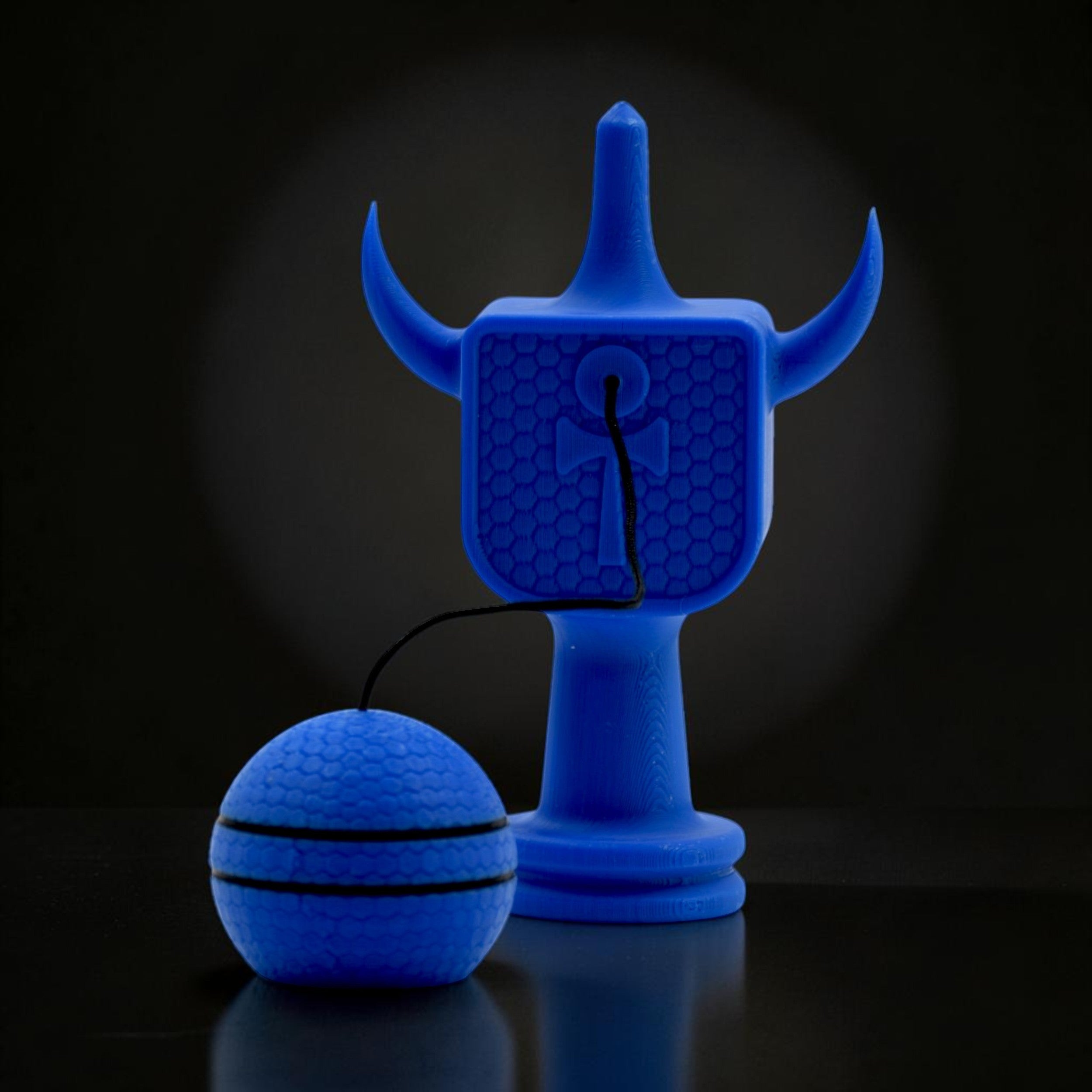 Kendama Geeker XLine M albastru, din plastic rezistent, cu model fagure și simbol ankh. Tom GOH