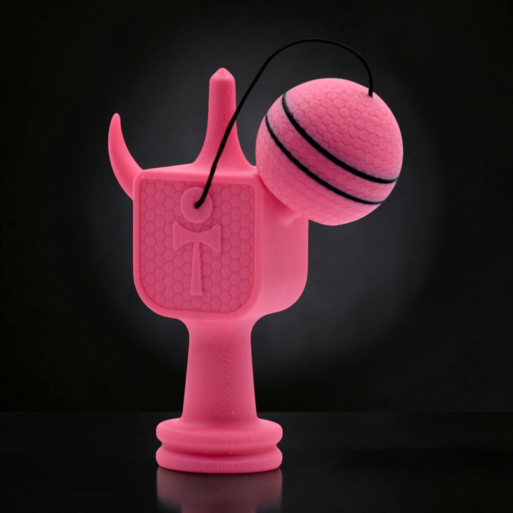 Kendama Geeker XLine M roz, din plastic, cu șnur negru și dungi negre pe bilă. Design rezistent pentru utilizare intensă.
