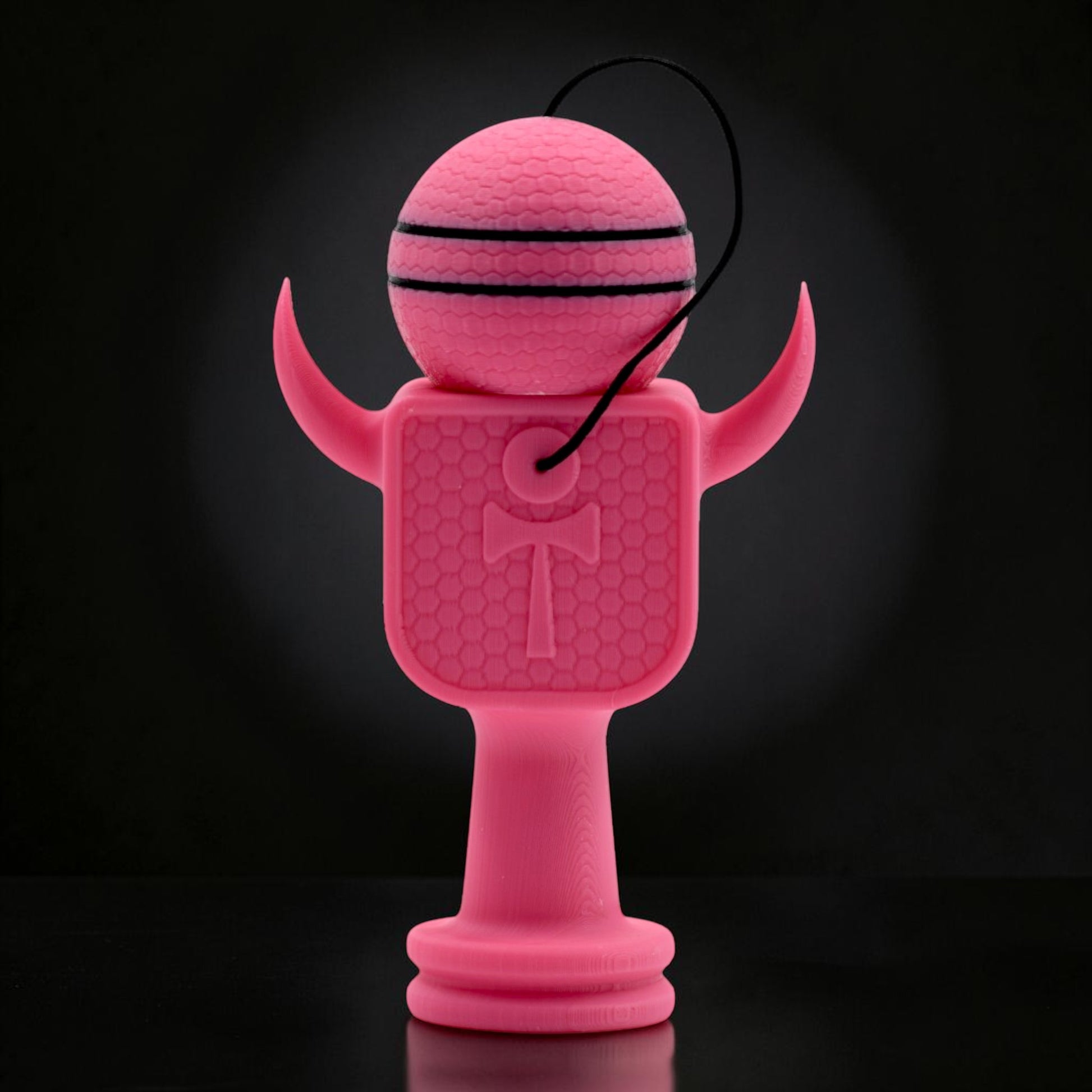 Kendama Geeker XLine M roz, cu dungi negre pe bilă, din plastic rezistent, cu design unic.