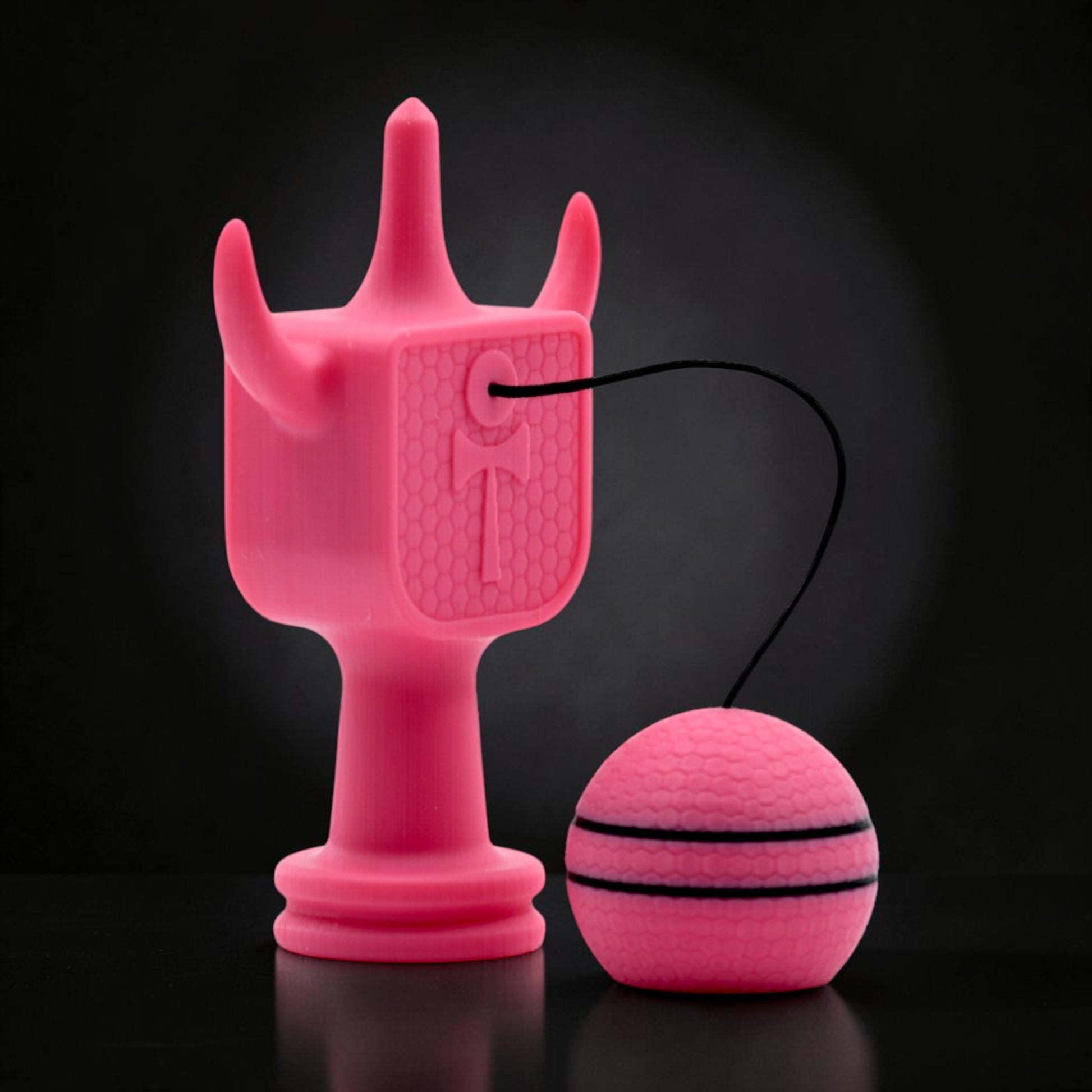 Kendama Geeker XLine M roz, din silicon, cu șnur negru, rezistentă la căderi.