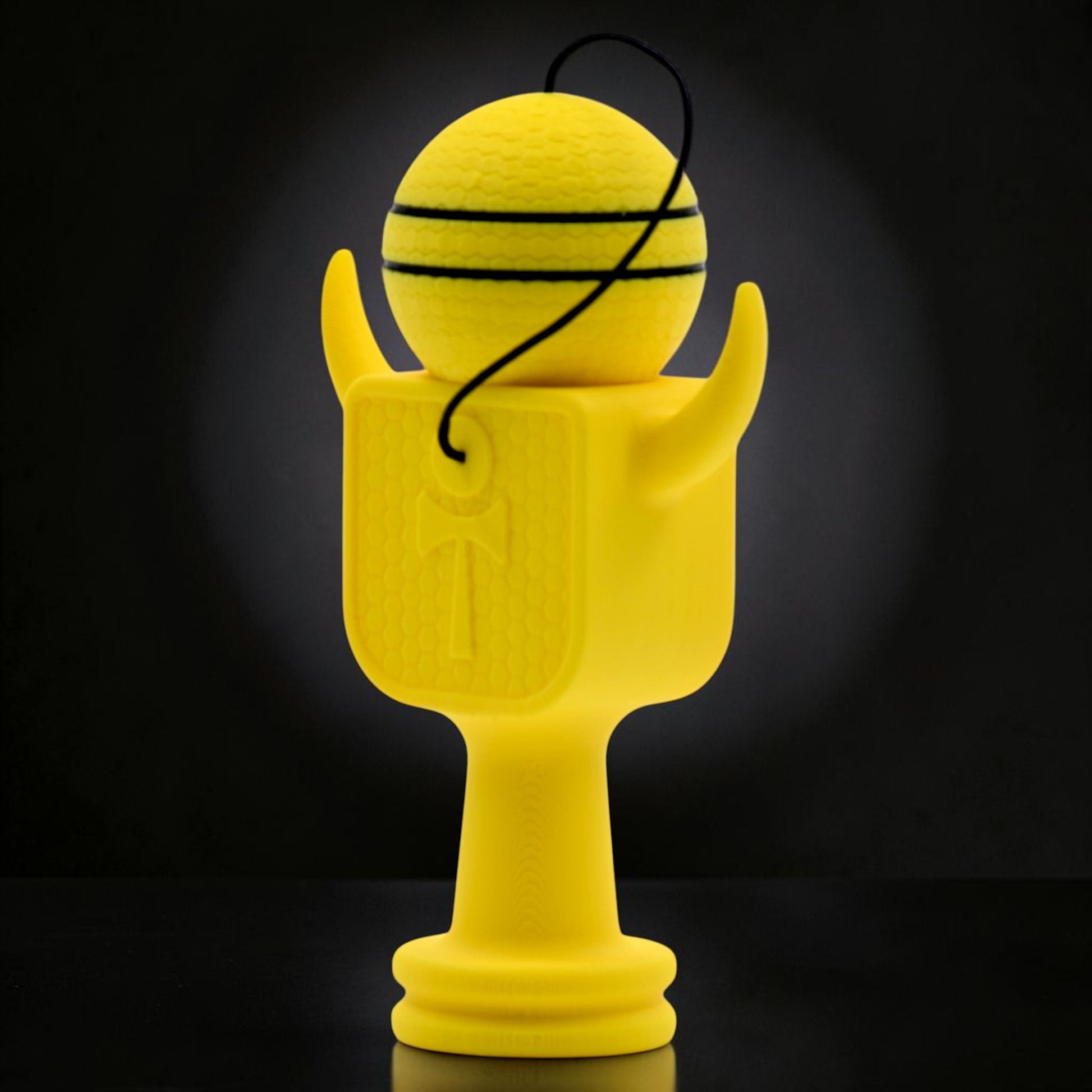 Tom GOH Kendama Geeker XLine M galben, cu model de fagure și dungi negre pe bilă, conceput pentru rezistență.