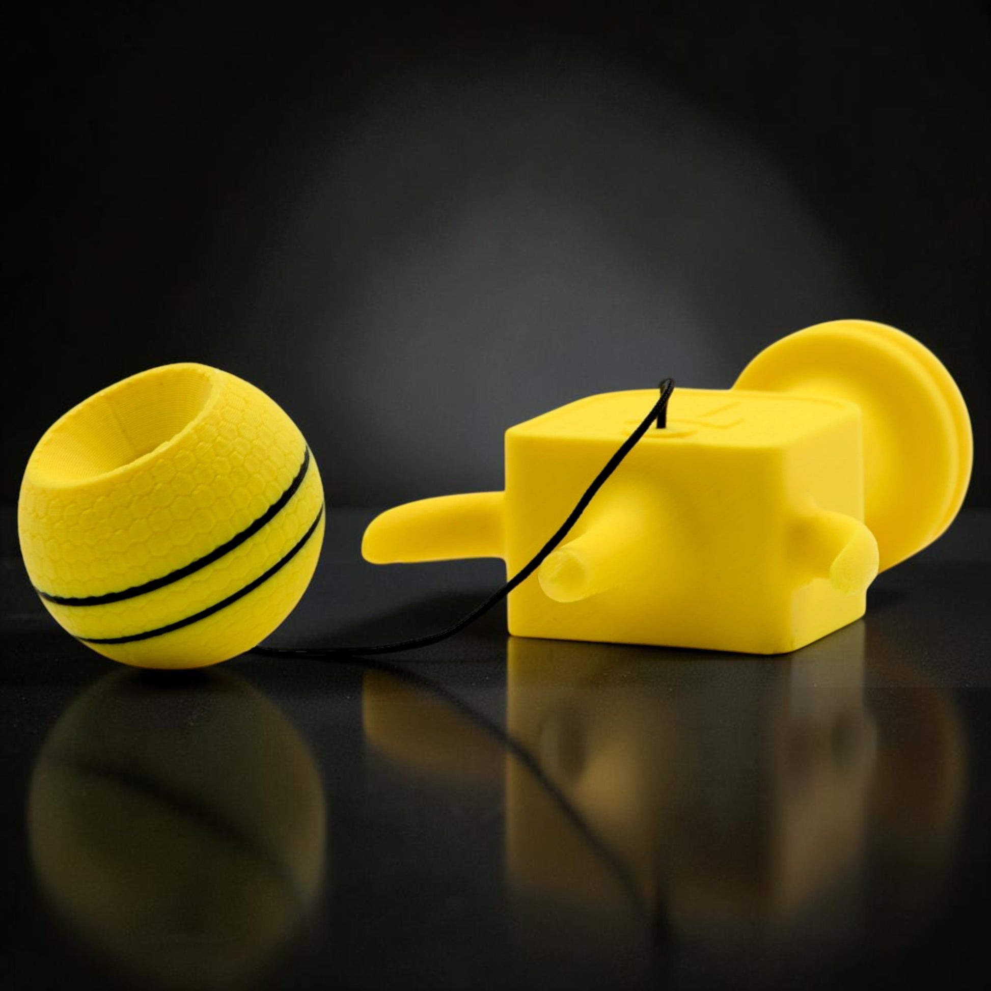 Kendama Geeker XLine M galbenă, din plastic rezistent, cu șnur negru, ideală pentru jocuri intense.