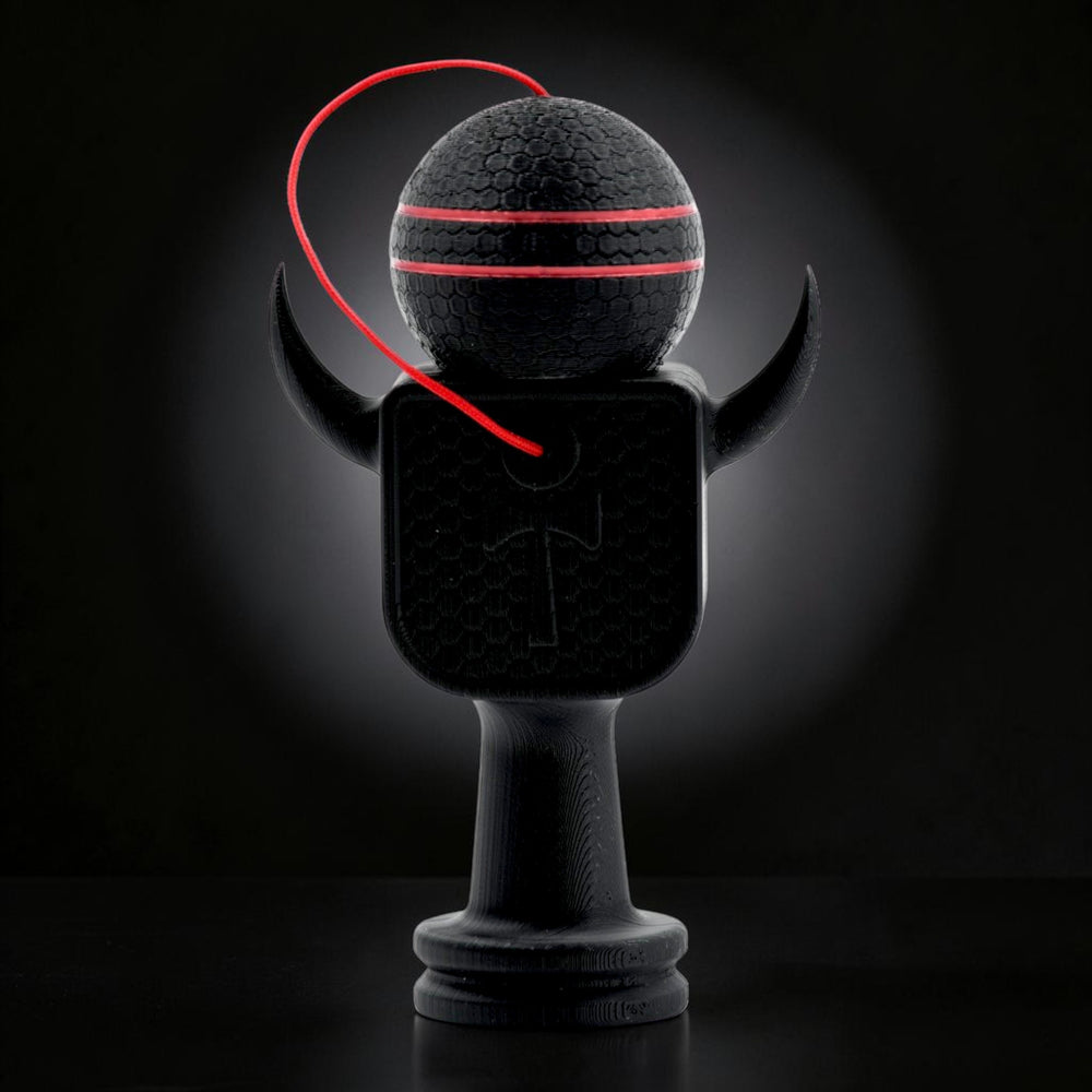 Tom GOH Kendama Geeker XLine M negru, cu șnur roșu, rezistent la căderi.